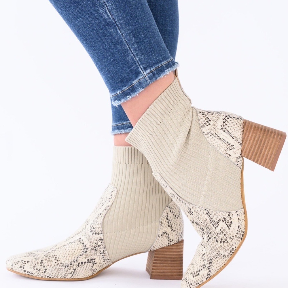 Oasis Society Stylish Beige Snake Print Ankle Sock Boots 2.25" heel size 7.5